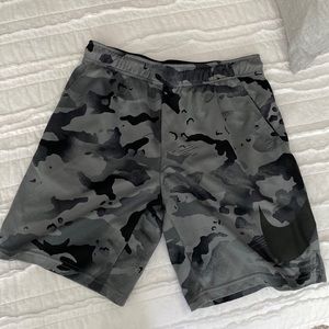 EUC - mens size S , Nike camo shorts